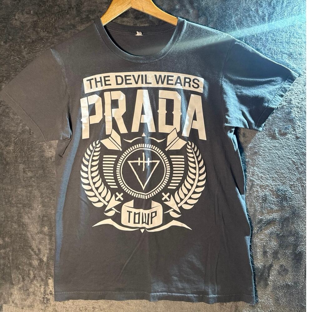 Band x The Devil Wears Prada (TDWP) 2009 Tour Official Merch T Shirt Medium Gray
